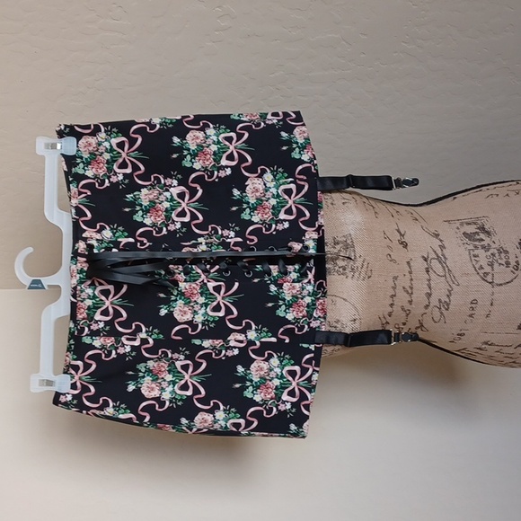 DOLLSKILL WIDOW XXL BLACK/floral ribbon print lace up front and gaters zip side - Picture 6 of 10